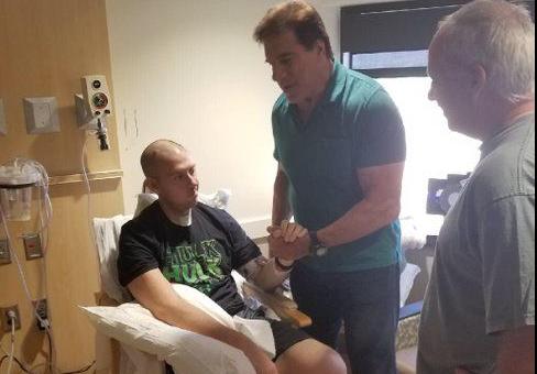 Lou Ferrigno visits officer Cem Duzel